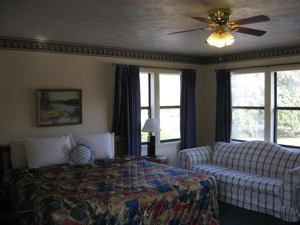 White Columns Motel Pine Mountain  Camera foto